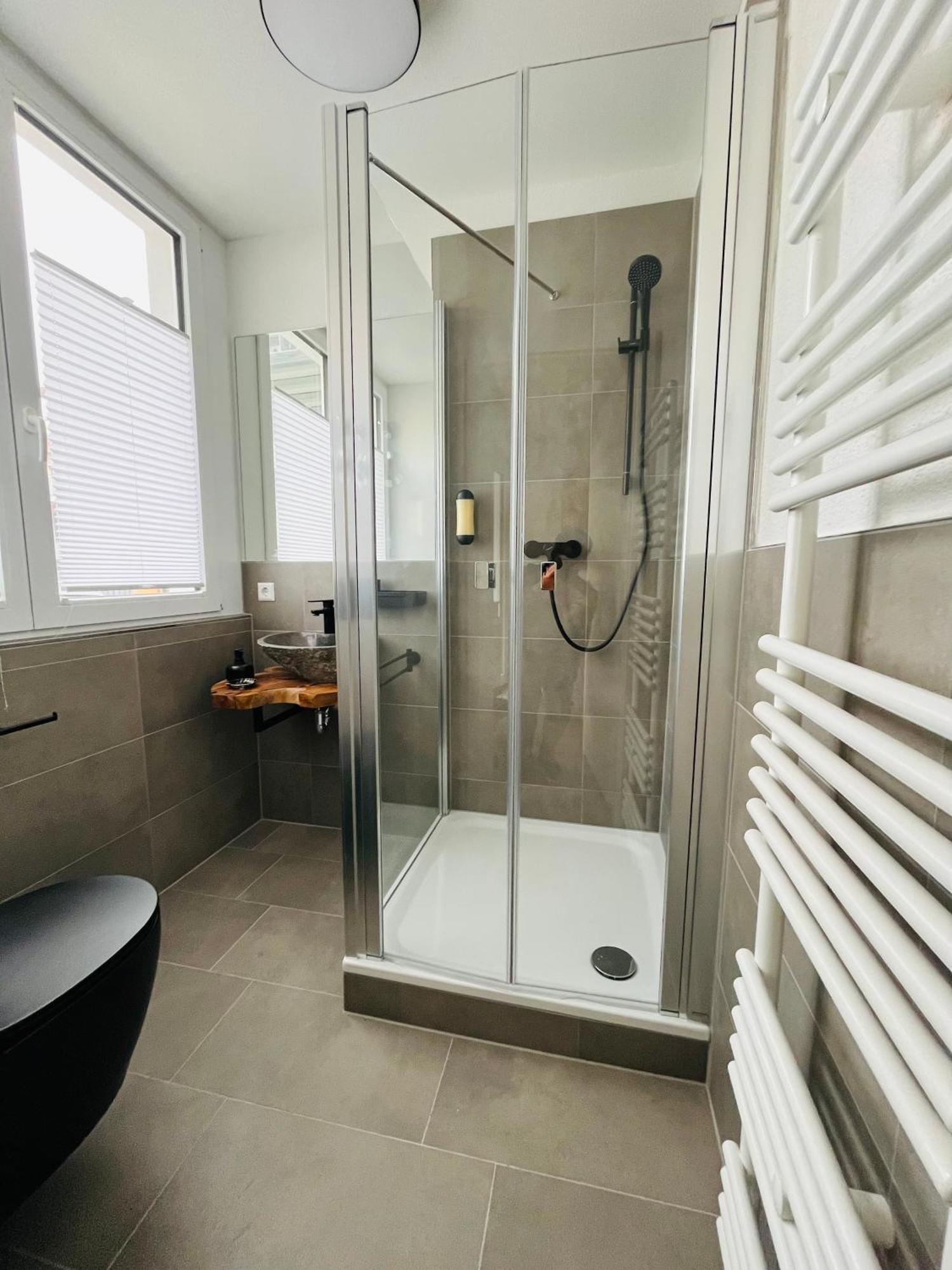 Black Forest City Apartment Mit Kostenlosem Parkplatz Freiburg im Breisgau Ngoại thất bức ảnh