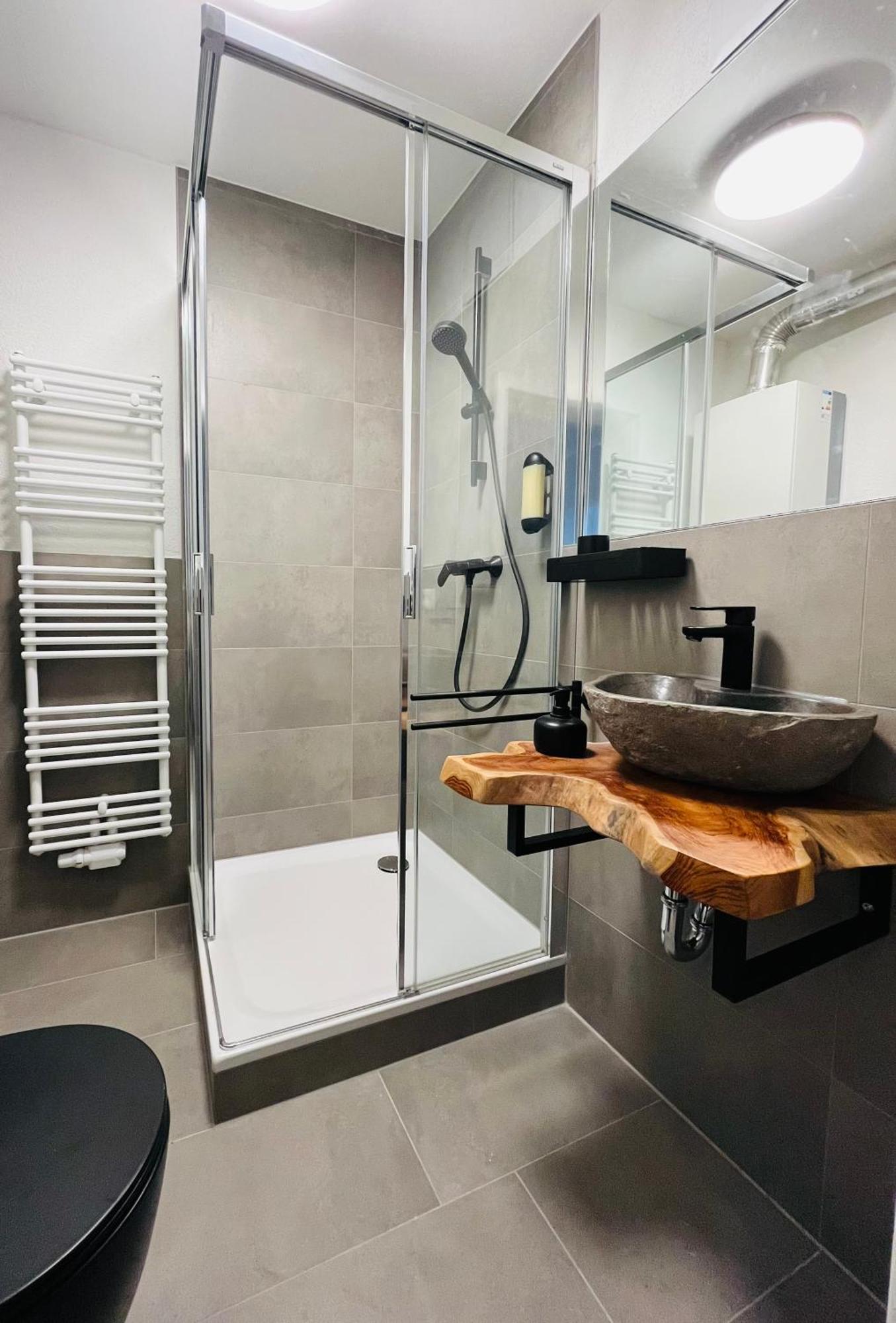 Black Forest City Apartment Mit Kostenlosem Parkplatz Freiburg im Breisgau Ngoại thất bức ảnh